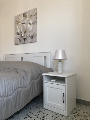 Matrimoniale chiara comodino