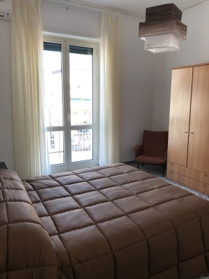 Matrimoniale scura  angolo-poltroncina