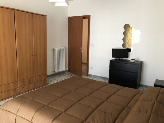 Matrimoniale scura angolo-porta